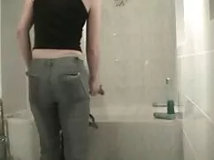 Egy lány barna hajú  ...