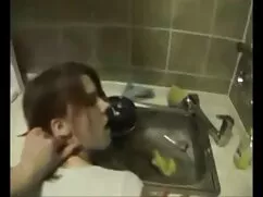 Egy szőke lány ugrat ...