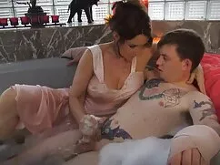 Egy felnőtt férfi fe ...
