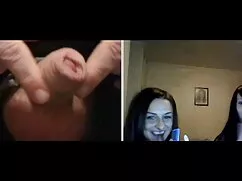 Egy lány, barna hajú ...