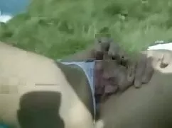 Egy férfi, aki a pén ...